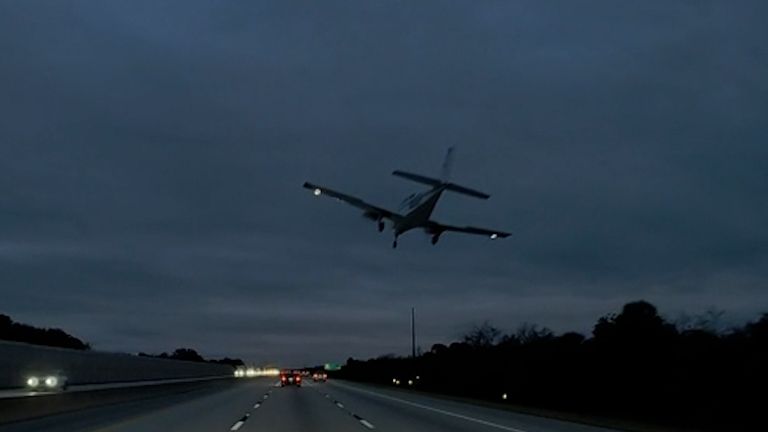 Malé letadlo na Floridě při nouzovém přistání na dálnici narazilo do auta